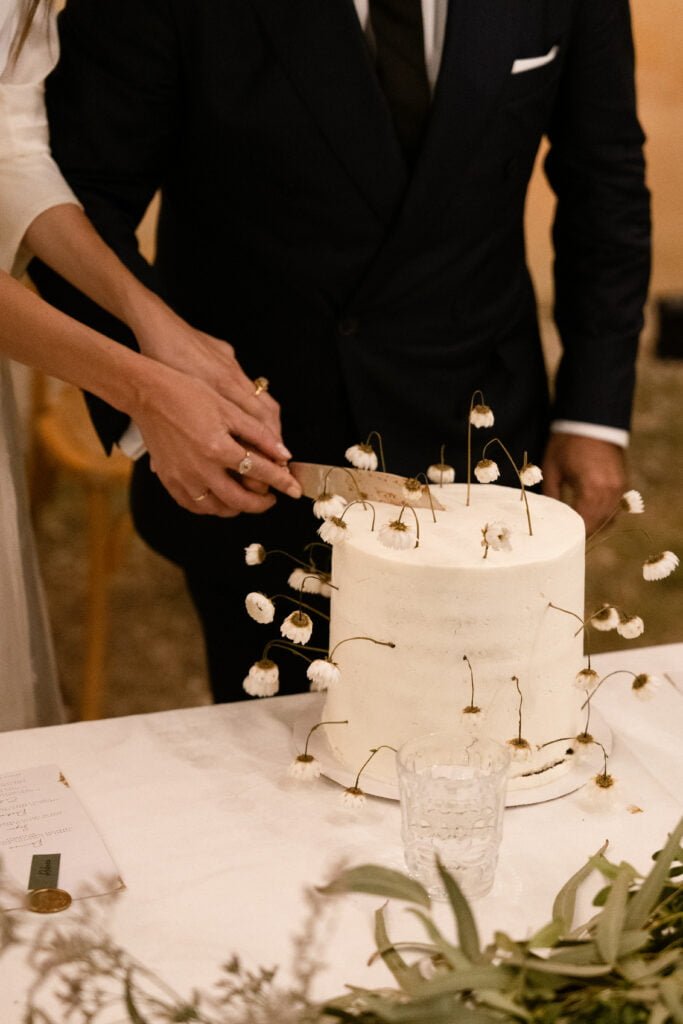 Tarta blanca de boda con flores preservadas